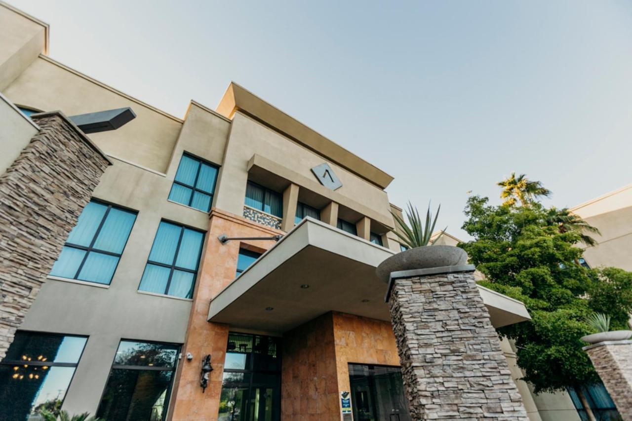 Hotel Araiza Μεξικάλι Εξωτερικό φωτογραφία The exterior of the Center for the Arts, Black Mountain