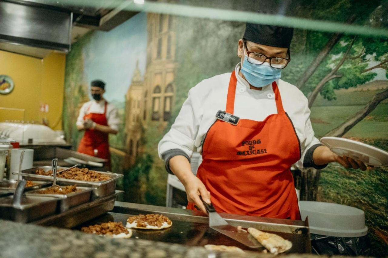 Hotel Araiza Μεξικάλι Εξωτερικό φωτογραφία A cook wearing a face mask in a restaurant in Paris, France