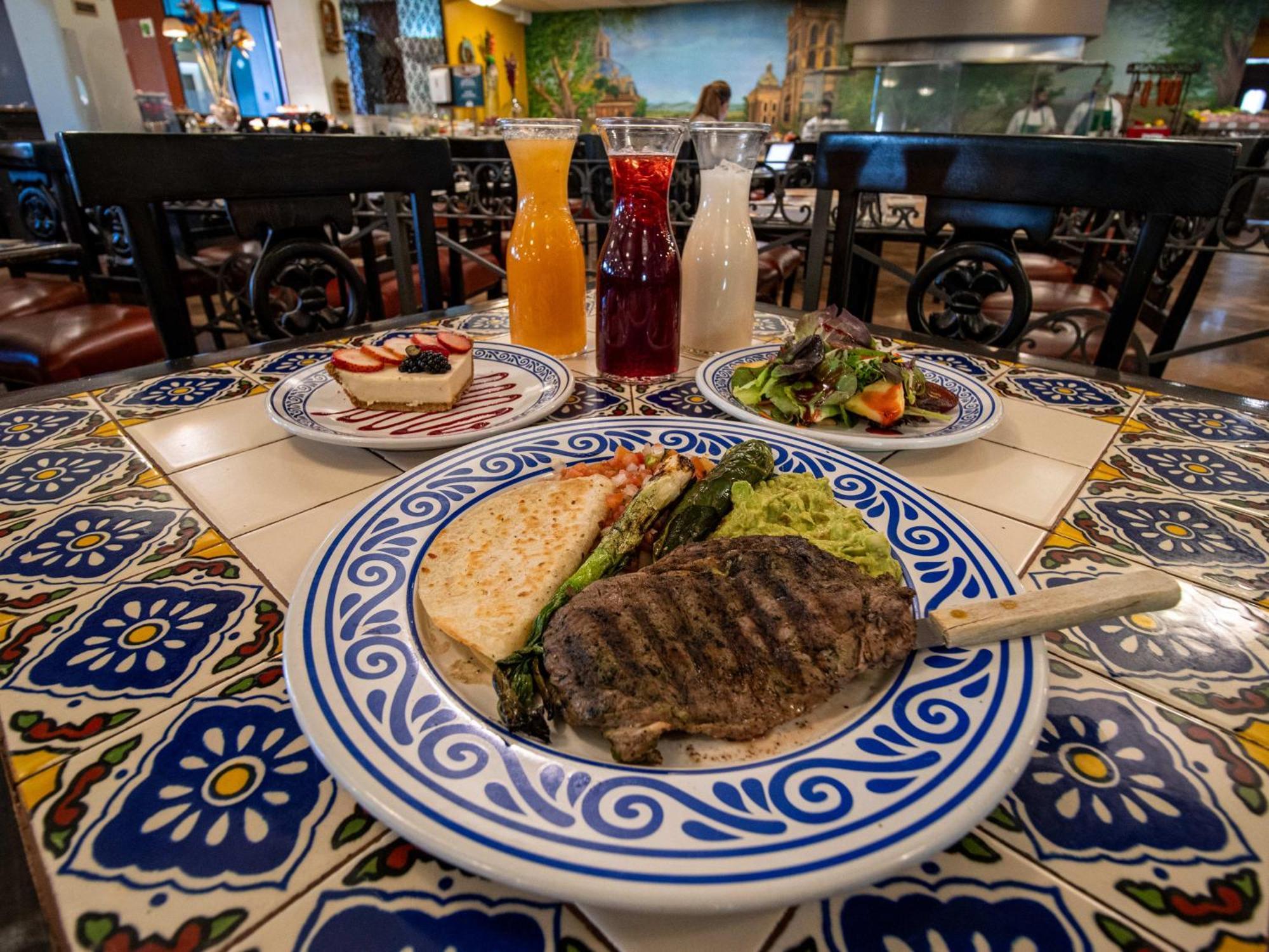 Hotel Araiza Μεξικάλι Εξωτερικό φωτογραφία A typical Moroccan meal