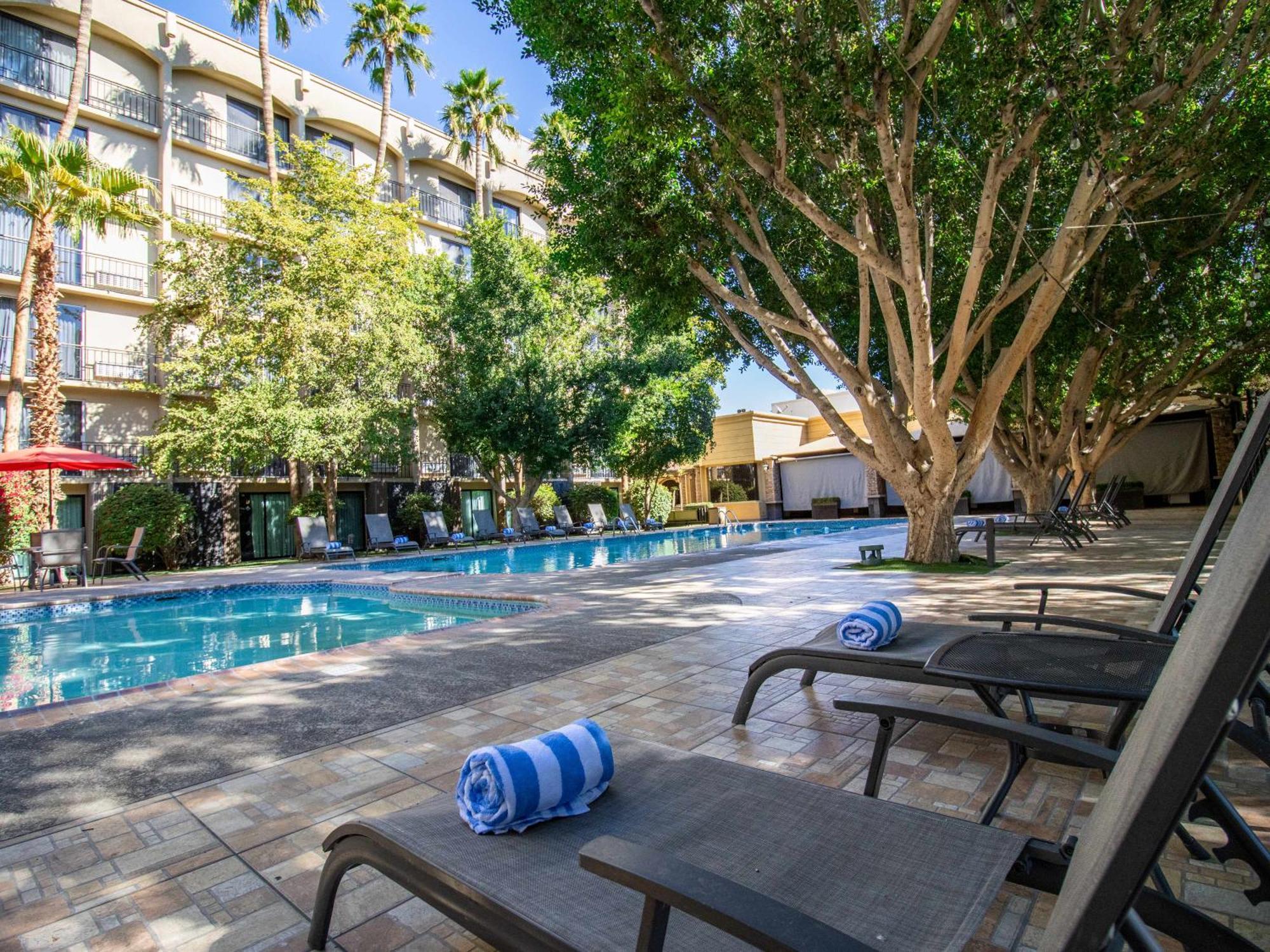 Hotel Araiza Μεξικάλι Εξωτερικό φωτογραφία The pool at the Arizona Biltmore